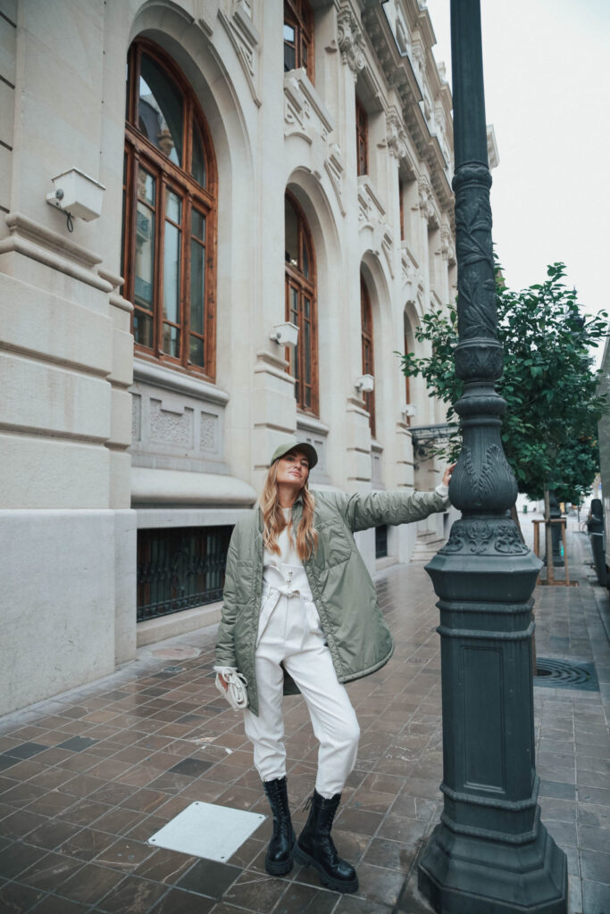 Look con botas y pantalón blanco