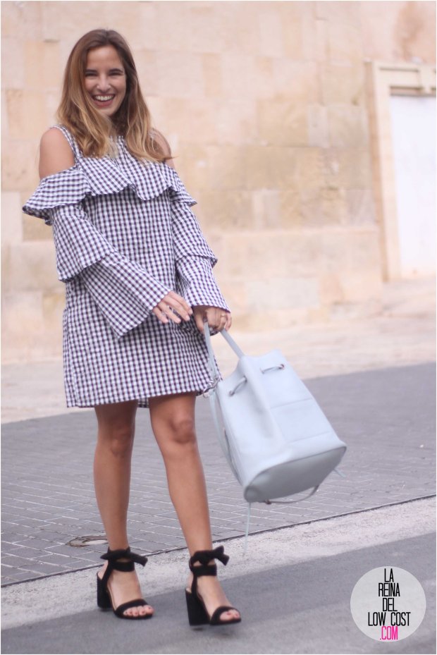 Vestido de cuadros con bolso blanco